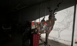 Yaklaşık 1 ton metal atıkla dev geyik heykeli yaptı