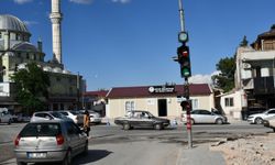 İsrail'in saldırıları trafik lambalarına yerleştirilen yazılarla protesto edildi