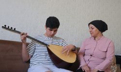 Bağlama çalan görme engelli Umut eğitmen olmayı hedefliyor