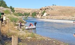 Dicle Nehri’nde mahsur kalan 4 çocuk ve genç kurtarıldı