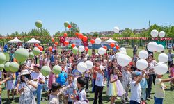 Filistin bayrağının renklerinde balonlar gökyüzüne bırakıldı