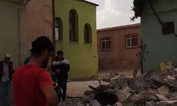 Fırtınada yıkılan caminin minaresi evin üstüne devrildi