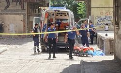 Sokakta yürürken silahla başından vurulan kadın öldü
