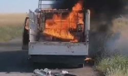 Adıyaman'da seyir halindeki kamyonet küle döndü