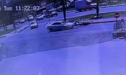 Otomobil ile motosikletin çarpışması kameraya yansıdı
