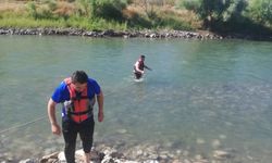 Siirt'te suyun yükselmesi sonucu çayda mahsur kalan 3 kişi kurtarıldı
