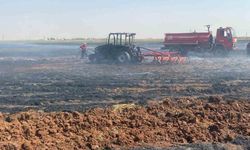 300 dönümlük buğday tarlası ve bir traktör kül oldu