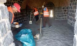 Tarihi surlarda temizlik çalışması sürüyor