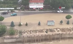 Gümüşhane'yi sağanak yağış vurdu, Erzincan-Gümüşhane karayolu kapandı.