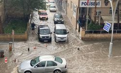 Etkili olan sağanak nedeniyle cadde ve sokakları su bastı