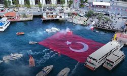 Denizcilik ve Kabotaj Bayramı’nda İstanbul Boğazı’nda dev Türk bayrağı açıldı