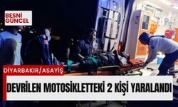 Devrilen motosikletteki 2 kişi yaralandı