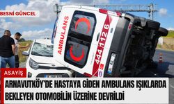 Ambulans ışıklarda bekleyen otomobilin üzerine devrildi