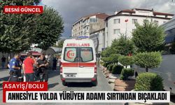 Annesiyle yolda yürüyen adamı sırtından bıçakladı