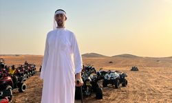 "Dünyanın en uzun adamı" Dubai'de ATV ile çöl safarisi yaptı