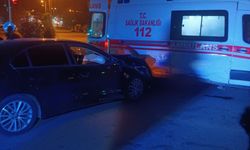 Ambulansla otomobilin çarpıştığı kazada 2 kişi yaralandı