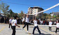 Diyarbakır'da lise öğrencileri su tasarrufu için sahada