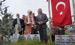 Adıyaman’da depremde hayatını kaybeden öğretmenlerin kabrine ziyaret  