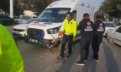 Adıyaman’da zincirleme trafik kazası: Biri ambulans, üç araç birbirine girdi, 1 yaralı  - Videolu Haber