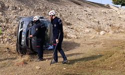 Şanlıurfa'da şarampole devrilen otomobildeki 3 kişi yaralandı