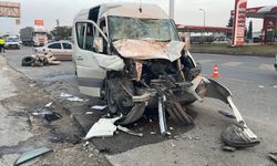 Şanlıurfa’da servis minibüsü ile tır çarpıştı: 12 yaralı  - Videolu Haber