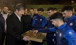 Tutdere’den işitme engelli futbolculara baklava ikramı