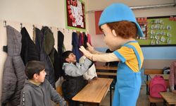 "Neşeli maskot Şanlıurfa'da köy okullarına pizza dağıtıyor."