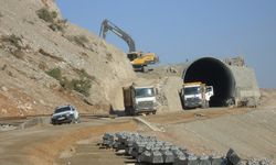 Gaziantep'teki zarar gören demir yolu yeniden inşa ediliyor.