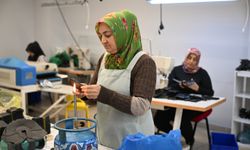 Bilinen ayakkabı markaları kadınların elinde şekilleniyor