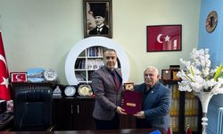 Fuat Akdeniz'e Hizmet Şeref Belgesi Takdim Edildi