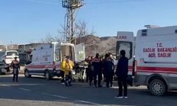 Elektrik trafosuna çarpan kamyonetteki 3 kişi yaralandı/Burunçayır