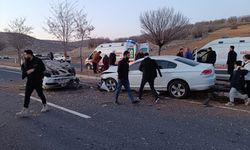 Mardin'de iki otomobilin çarpıştığı kazada 7 kişi yaralandı