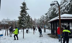 Polis ekipleri vatandaşlarla kartopu oynadı