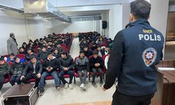 Polis ekiplerinden öğrencilere sosyal medya güvendiği anlatıldı 