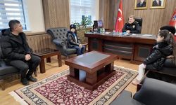 Polise atkı veren çocuk,emniyet müdürü tarafından ağırlandı