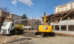 Siirt'te terkedilmiş okul binası yıkılmaya başlandı.