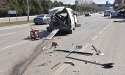 Otomobil ile hafif ticari ara çarpıştı 1 kölü, 3 kişi yaralı