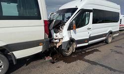 Öğretmenleri taşıyan minibüsler çarpıştı 28 Yaralı