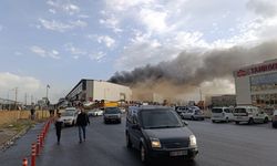 Diyarbakır'da bir depoda çıkan yangına müdahale ediliyor