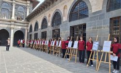 Diyarbakır'da "Değerlerle Renklenen Kalpler" sergisi açıldı