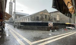 Diyarbakır'da etkili olan sağanak, dolu ve kuvvetli rüzgar yaşamı olumsuz etkiledi