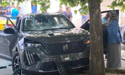 Hastane bahçesinde oturanlara otomobil çarptı, 1 kişi öldü