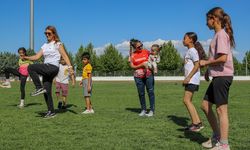 Şampiyon kadın sporcular yeşil sahada hem antrenör hem anne