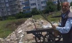 El arabası çukura girdi, Kahta Polisi yardıma koştu