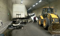 Erkenek Tüneli'nde TIR duvara çarptı: 1 ağır yaralı 