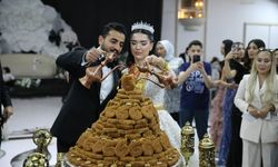 Diyarbakır'da evlenen çift, düğünde pasta yerine burma kadayıf kesti