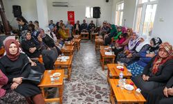 Kırsaldaki mahalleleri gezen ekipler kadınların kamu hizmetlerine ulaşmasını sağlıyor