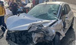 Otomobil ile traktörün çarpıştığı kazada 3 kişi yaralandı