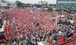 ‘Millet İradesine Sahip Çıkıyor’ mitingi Bursa: Özgür Özel’den sığınmacı mesajı ve demokrasi çağrısı 