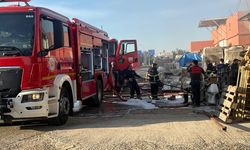Şanlıurfa'da depoda çıkan yangın söndürüldü